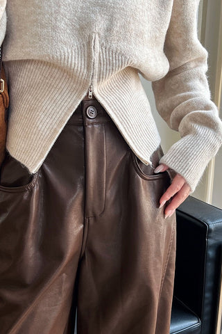 Zip-Front Knit Top – Long Sleeves, Cropped Fit, Waist-Shaping Design
