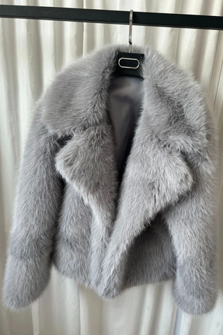 Cozy Short Faux Fur Jacket – Plush Texture & Soft Warmth
